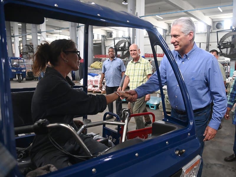 Visita Presidente cubano fábrica de vehículos eléctricos en Boyeros