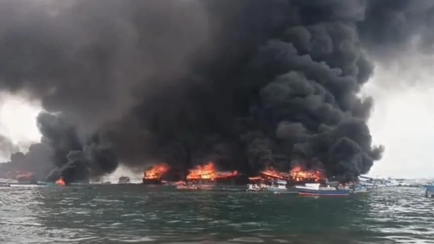 Incendio destruye ocho embarcaciones y deja dos heridos en el muelle pesquero de Manta