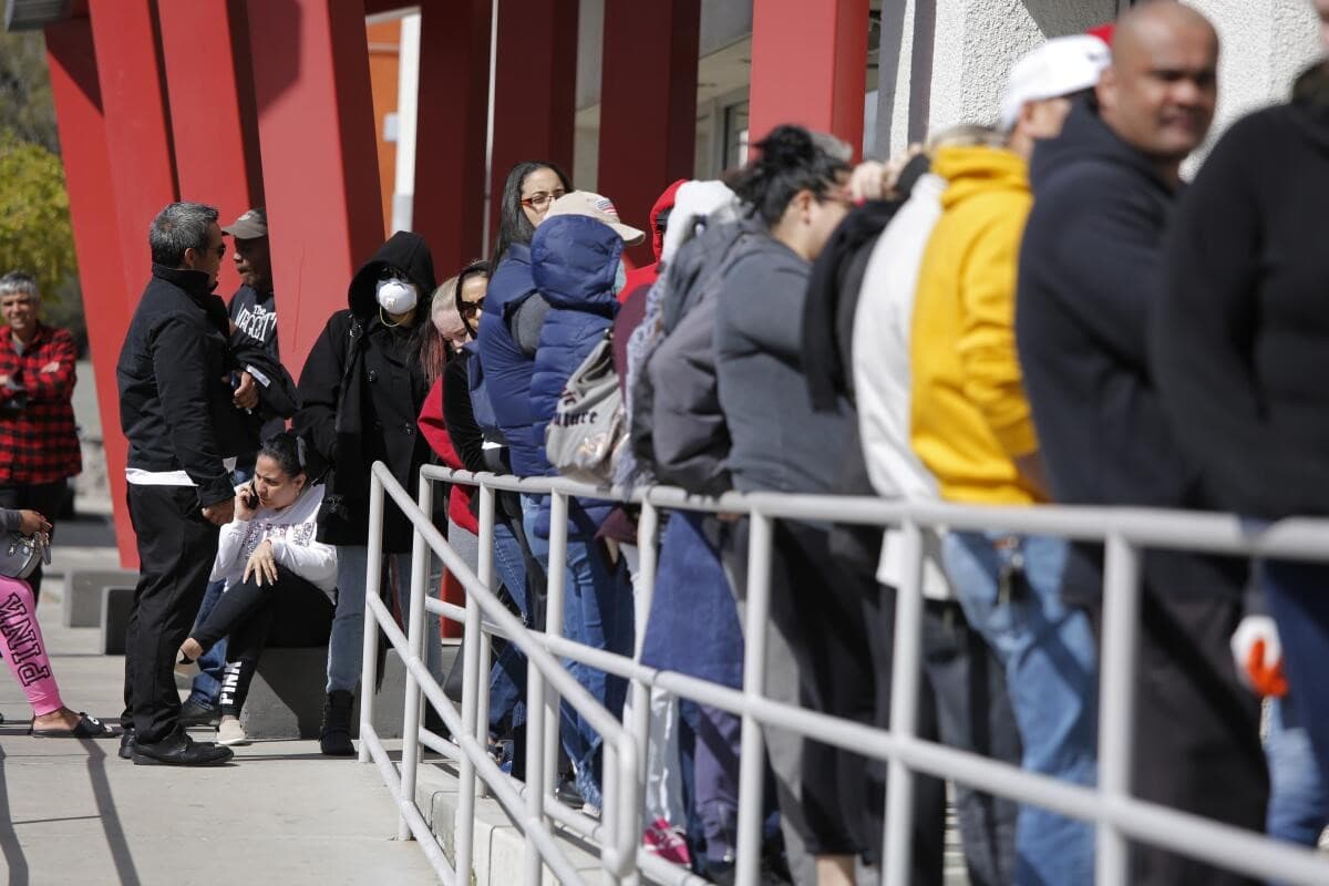 EEUU creó 115.000 empleos en abril y la tasa de paro se mantuvo sin cambios en el 4,3%