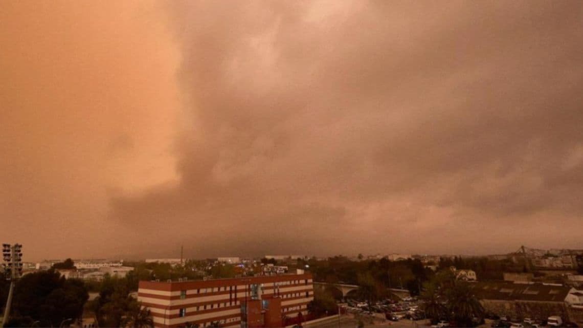 Una densa nube de polvo del Sahara avanza sobre el Atlántico e impacta en el Caribe