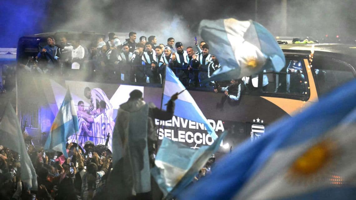 La Selección Argentina regresó al país tras disputar la final del Mundial