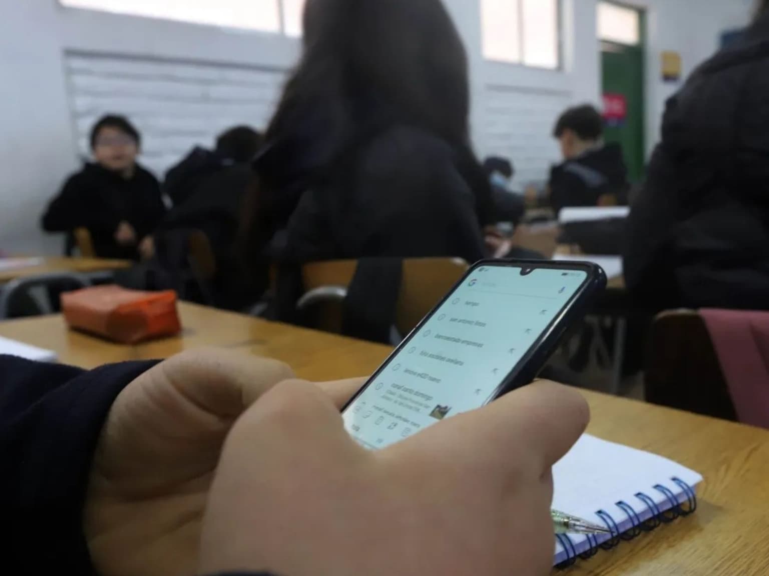 “Prohibir no basta”: las sugerencias de Cecodap sobre el uso de celulares en escuelas