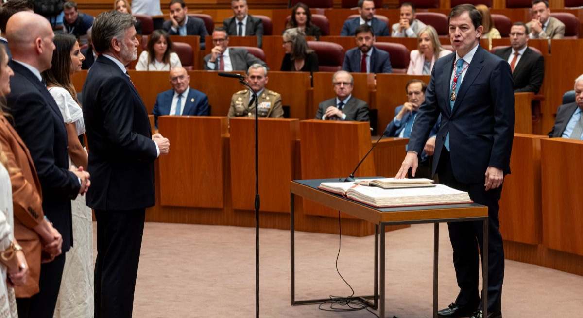 Alfonso Fernández Mañueco asume la presidencia de Castilla y León por tercer mandato
