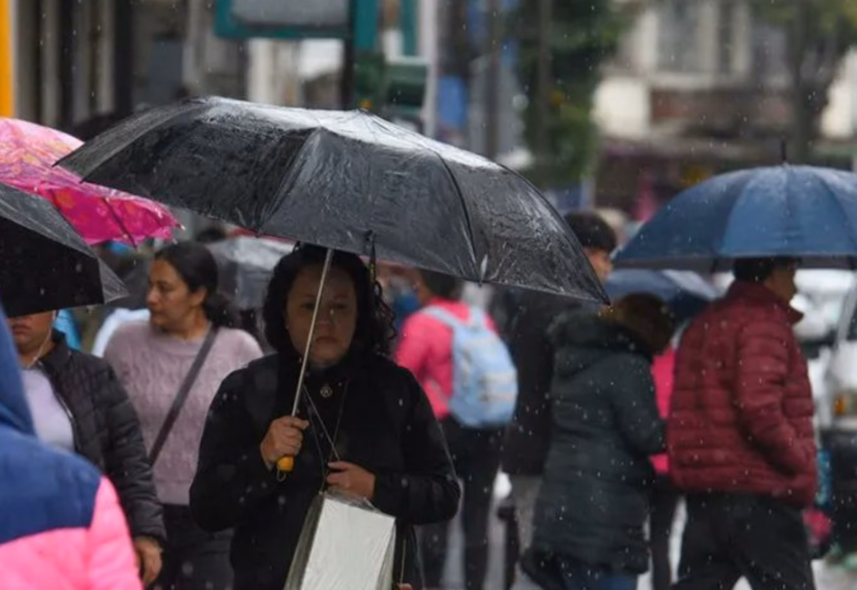 Desplazamiento de ondas tropicales genera lluvias y actividad eléctrica en varios países
