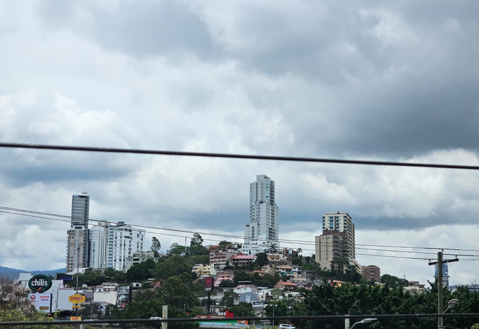 Ondas tropicales y vaguadas provocan lluvias y fuertes vientos en Centroamérica y el Caribe