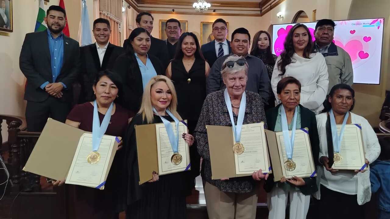 Concejo conmemora el Día de la Madre y entrega cinco reconocimientos