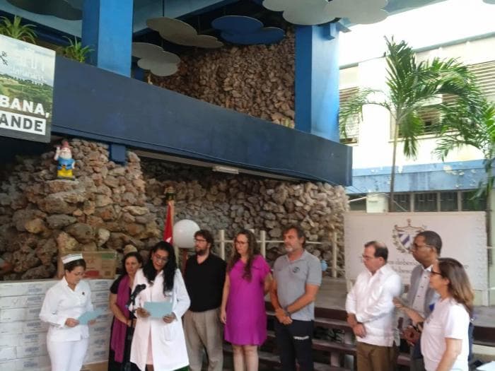 La ONG Open Arms entrega ayuda humanitaria a un hospital pediátrico en La Habana